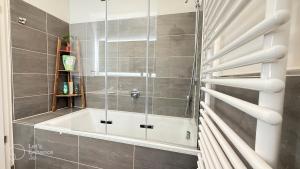 King Bed - Full Kitchen - Balcony