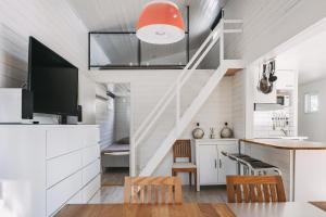 Stuga på ö närhet till vatten