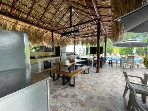 Villa with pool, jacuzzi, Turkish bath, BBQ, kiosk, and green area