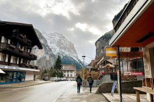 Chalet Maithili Lauterbrunnen -152-Year-Old Majestic Chalet