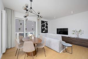 LUX Kolejowa Wola Apartments for 6 People by Renters Prestige