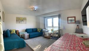 Facing Glasgow Green spacious Apartment Free parking