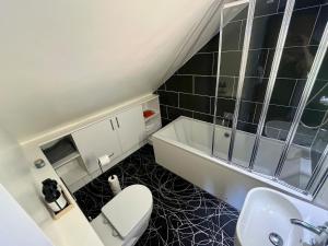 Sleek City Centre Loft with Views