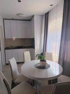 Lovely Apartment with terraceDivan apartman sa terasom