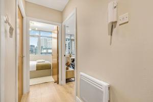 Luxury 2-Bedroom London Stratford Apartment with Balcony near Station & Westfield