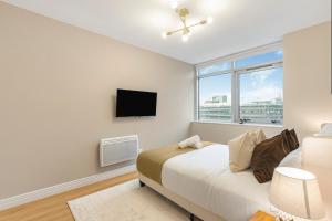 Luxury 2-Bedroom London Stratford Apartment with Balcony near Station & Westfield