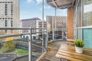 Luxury 2-Bedroom London Stratford Apartment with Balcony near Station & Westfield