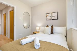 Luxury 2-Bedroom London Stratford Apartment with Balcony near Station & Westfield