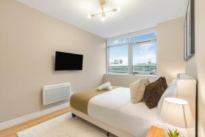 Luxury 2-Bedroom London Stratford Apartment with Balcony near Station & Westfield