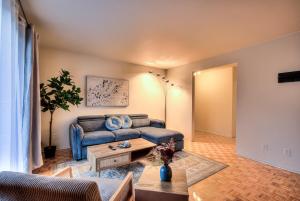Free Parking! Montreal Comfort Value Convenience! Full Kitchen, Fast Wifi, Workspace, Smart TV!