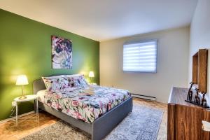 Free Parking! Montreal Comfort Value Convenience! Full Kitchen, Fast Wifi, Workspace, Smart TV!