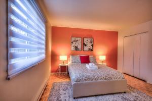 Free Parking! Montreal Comfort Value Convenience! Full Kitchen, Fast Wifi, Workspace, Smart TV!