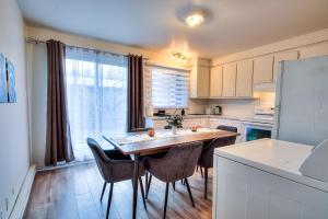 Free Parking! Montreal Comfort Value Convenience! Full Kitchen, Fast Wifi, Workspace, Smart TV!