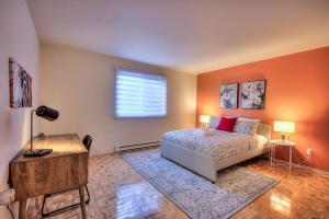 Free Parking! Montreal Comfort Value Convenience! Full Kitchen, Fast Wifi, Workspace, Smart TV!