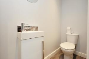 Spacious Modern Family Home in Swansea - Discounted - Contractors - Relocation - By EKLiving