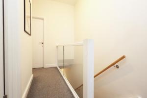 Spacious Modern Family Home in Swansea - Discounted - Contractors - Relocation - By EKLiving