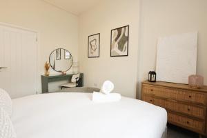 Spacious Modern Family Home in Swansea - Discounted - Contractors - Relocation - By EKLiving