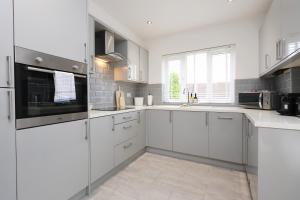 Spacious Modern Family Home in Swansea - Discounted - Contractors - Relocation - By EKLiving