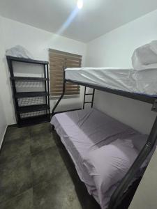 Departamento céntrico, moderno de 2 habitaciones frente al Estadio Modelo y coliseo, cerca del Aeropuerto de Guayaquil