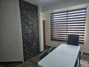 Departamento céntrico, moderno de 2 habitaciones frente al Estadio Modelo y coliseo, cerca del Aeropuerto de Guayaquil