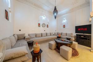 New Stylish Riad - 4BR with Pool Access Free Breakfast & Airport Pickup