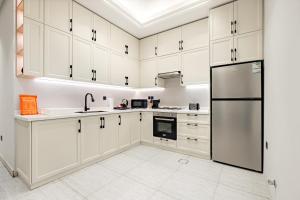 Luxe 3BR Apartment with Balcony in Al Malqa NZL279