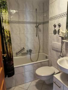 möblierte 2-Schlafzimmer Wohnung mit 2 Bädern, WG geeignet, Bahnhofsnahe