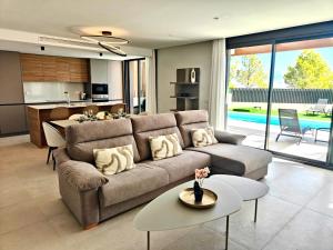 New villa with private pool in Polop Bay View