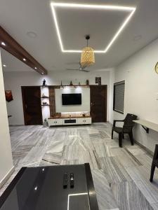 Guhan HomeStay- 2BHK Serviced Apartments - Full Furnished & Full Kitchen, WiFi & Balcony