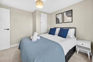 Luxury 2BR Flat - Fast Wi-Fi - Work Area