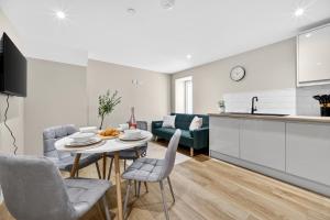 Luxury 2BR Flat - Fast Wi-Fi - Work Area