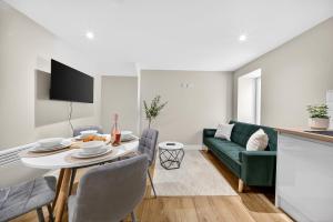 Luxury 2BR Flat - Fast Wi-Fi - Work Area