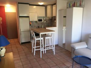 Studio à 10 m de la plage avec vue sur létang