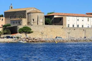 Studio à 10 m de la plage avec vue sur létang