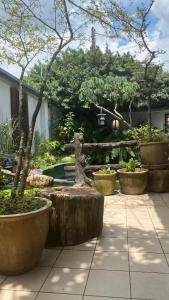 三人间家庭房The triple family room is close to KSL Shopping Centre and Rainbow Square adjacent to the Johor-Singapore First Link The room is equipped with a 150cm double bed and a 120cm single bed