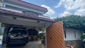 三人间家庭房The triple family room is close to KSL Shopping Centre and Rainbow Square adjacent to the Johor-Singapore First Link The room is equipped with a 150cm double bed and a 120cm single bed
