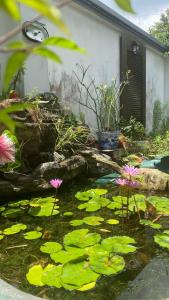 三人间家庭房The triple family room is close to KSL Shopping Centre and Rainbow Square adjacent to the Johor-Singapore First Link The room is equipped with a 150cm double bed and a 120cm single bed