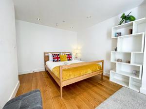 Modern 3-Bedroom flat in Holloway with Private Patio near Islington, Caledonian Road, Emirates Stadium by NourNest Apartments