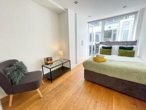 Modern 3-Bedroom flat in Holloway with Private Patio near Islington, Caledonian Road, Emirates Stadium by NourNest Apartments
