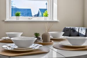 2BR - Fast Wi-Fi - Work Space - Free Parking