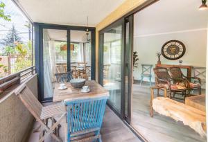 HOM I Amplio Depto en Las Condes con Terraza y Parking