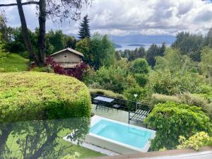 Gran casa con pileta climatizada y vista al lago