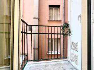 LA CASA ROSA AL MARE RAPALLO, Central Seafront Stay, Air Conditioning, Wi-Fi, the Ideal Choice for a Relaxing and Exciting Coastal Escape, with available on request at 20,00 euro per night Private Garage, Welcome kit Priority with Prosecco