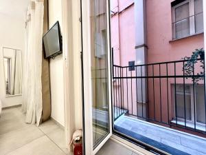 LA CASA ROSA AL MARE RAPALLO, Central Seafront Stay, Air Conditioning, Wi-Fi, the Ideal Choice for a Relaxing and Exciting Coastal Escape, with available on request at 20,00 euro per night Private Garage, Welcome kit Priority with Prosecco
