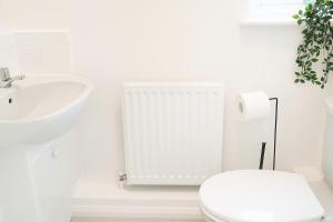 Modern 3-Bedroom House with Free Parking Near ExCeL London, Newham Hospital & London City Airport