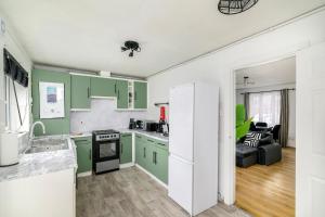 Modern 3 Bed House Near Excel London With Free Parking