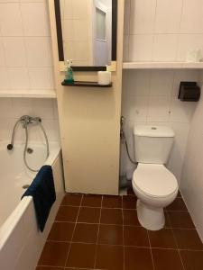 Przytulne mieszkanie na spokojny nocleg w pobliżu metra Kondratowicza, 22 minuty metrem do Stadionu Narodowego,расстояние 5 станций метро до офиса для прохождения теста CES для моряков