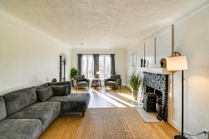 Home with Spacious Yard, 3 Mi to Dtwn Des Moines!