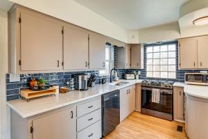 Home with Spacious Yard, 3 Mi to Dtwn Des Moines!