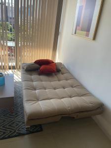 Apto zona shopping del sol ,monoambiente completo muy grande y luminoso,con garage